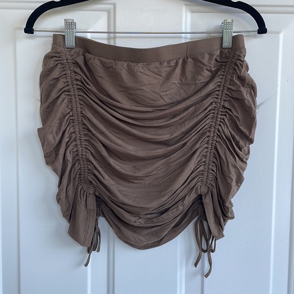 Ruched Urban Outfitters skirt - Picture 3 of 3